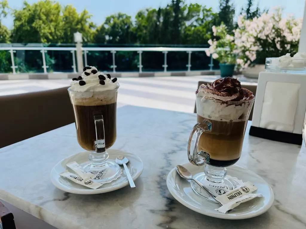 Cafea la barul de la recepția hotelului