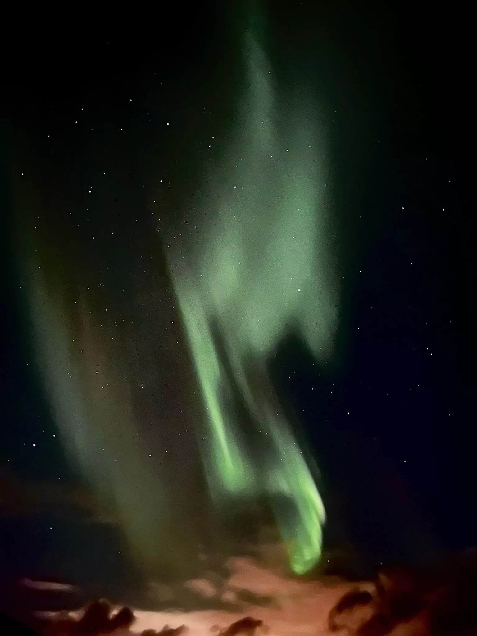 Aurora Boreală colorată văzută în Islanda