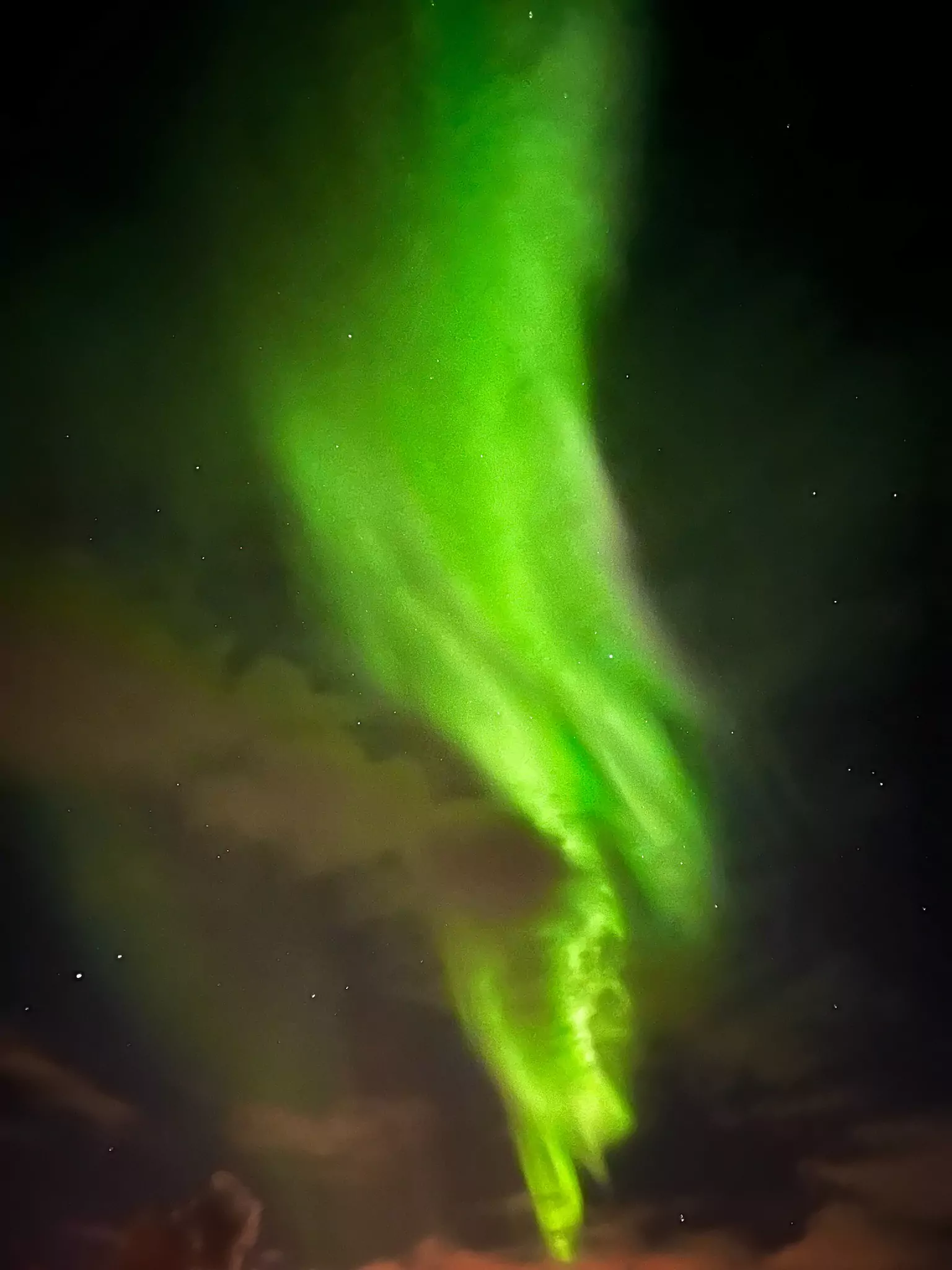 Aurora Boreală colorată văzută în Islanda