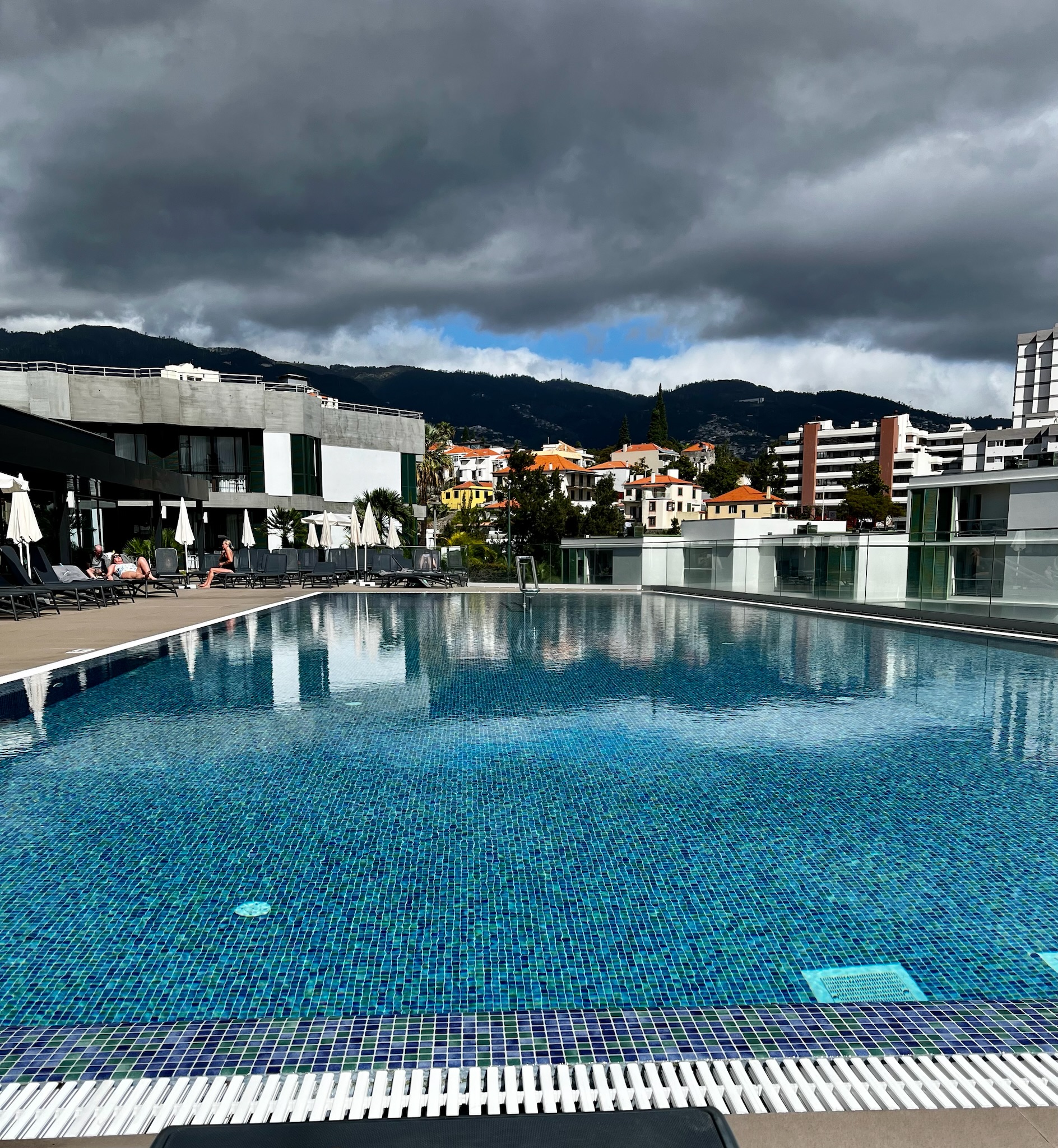 Piscina exterioară a hotelului Enotel Magnolia