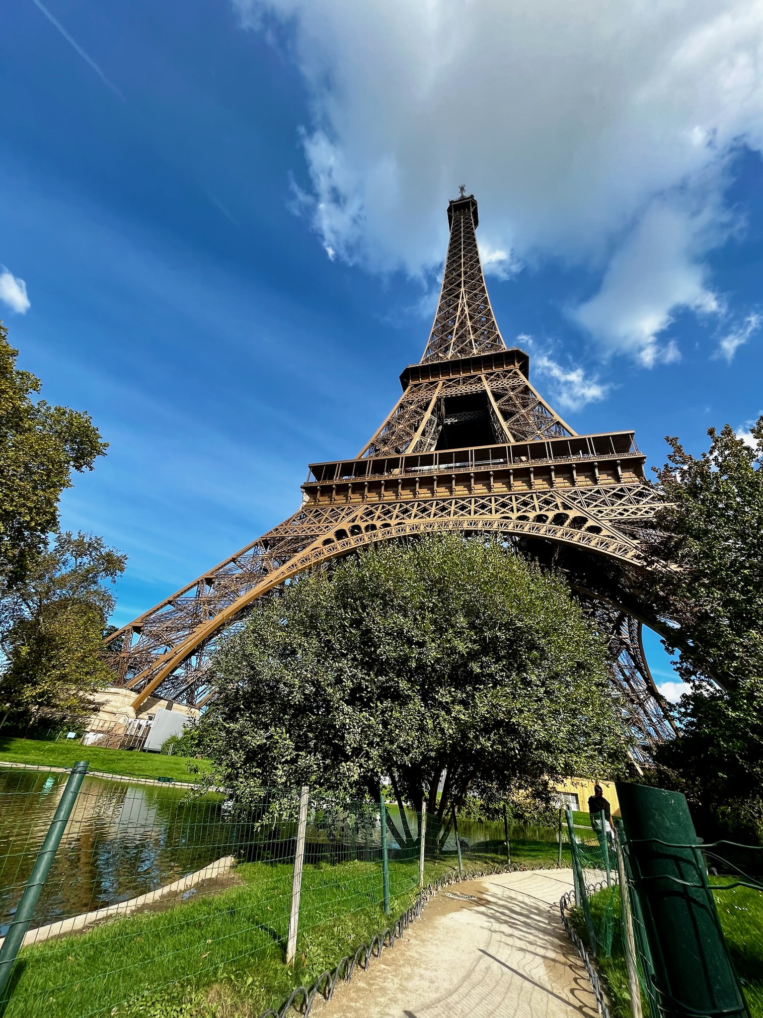 Turnul Eiffel văzut din parcul Champ de Mars