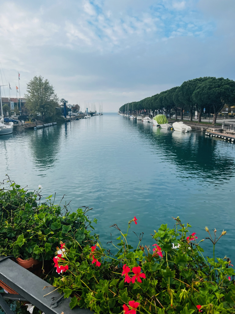 Priveliste spre promenada Lacului Garda