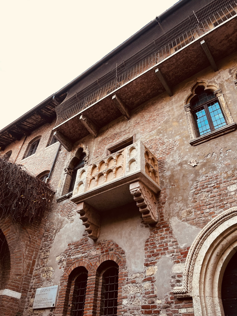 Balconul Julietei de la Casa Julietei din Verona