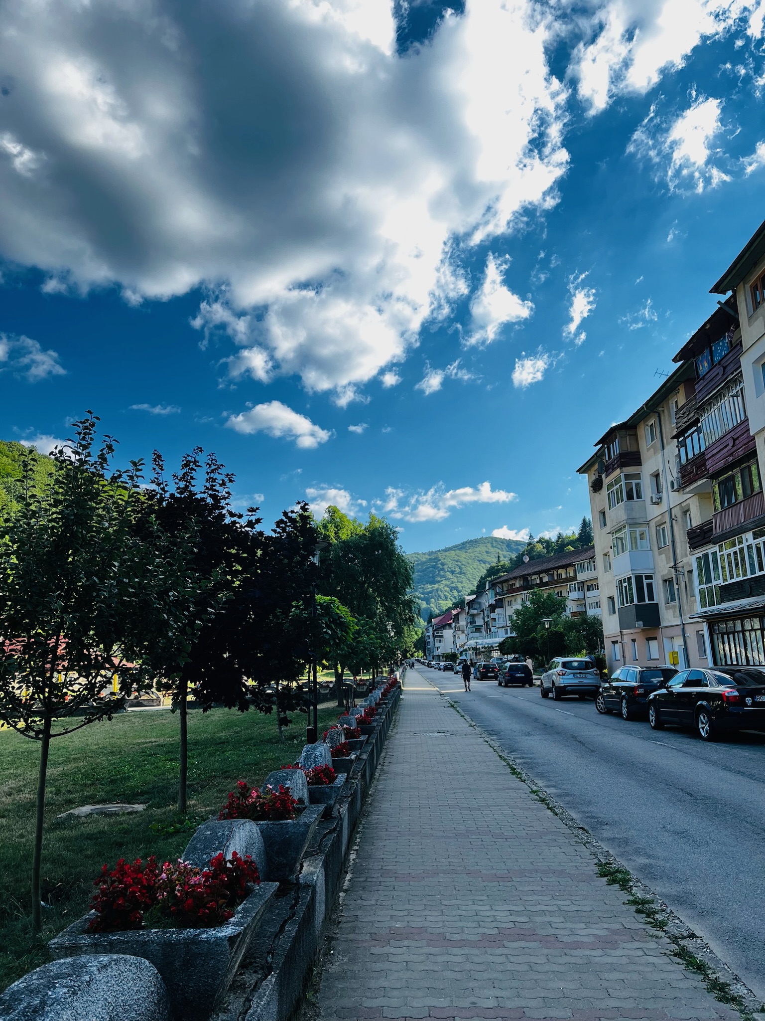 Vedere spre centru, din cartierul unde locuiesc cei din Slănic Moldova