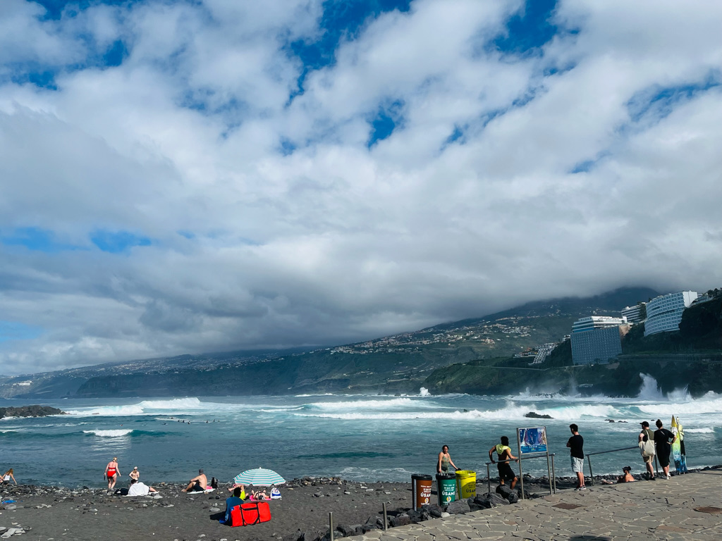 Vedere de pe plaja de surferi din Puerto de la Cruz