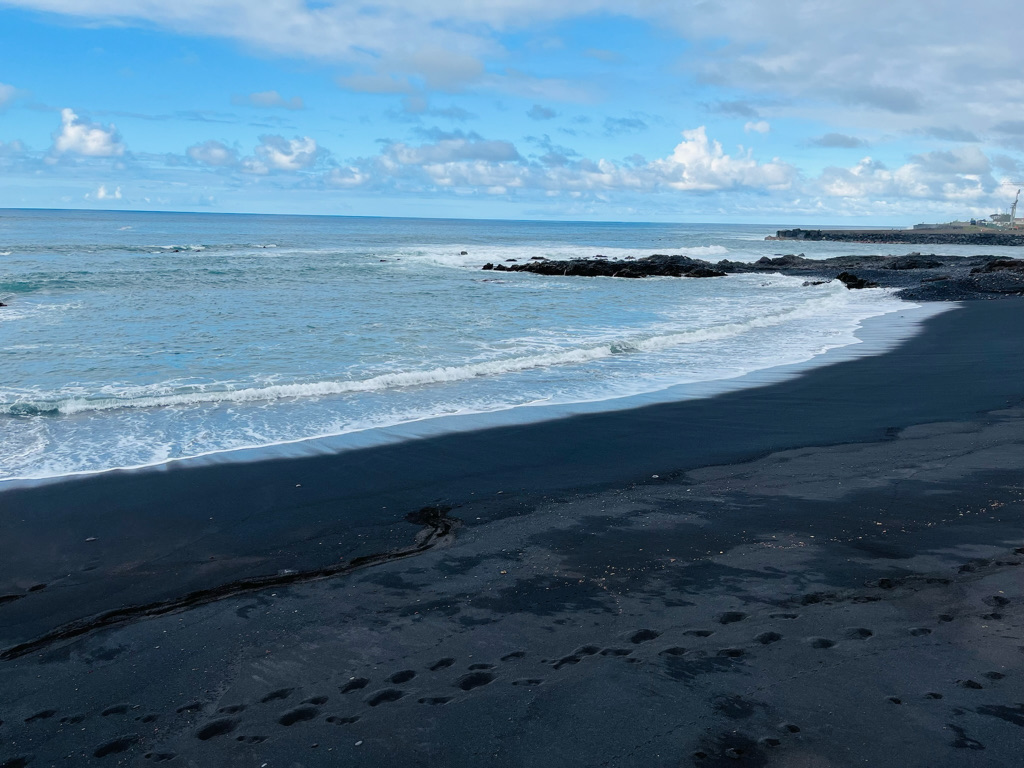 Nisipul negru de pe o plaja oarecare din Puerto de la Cruz