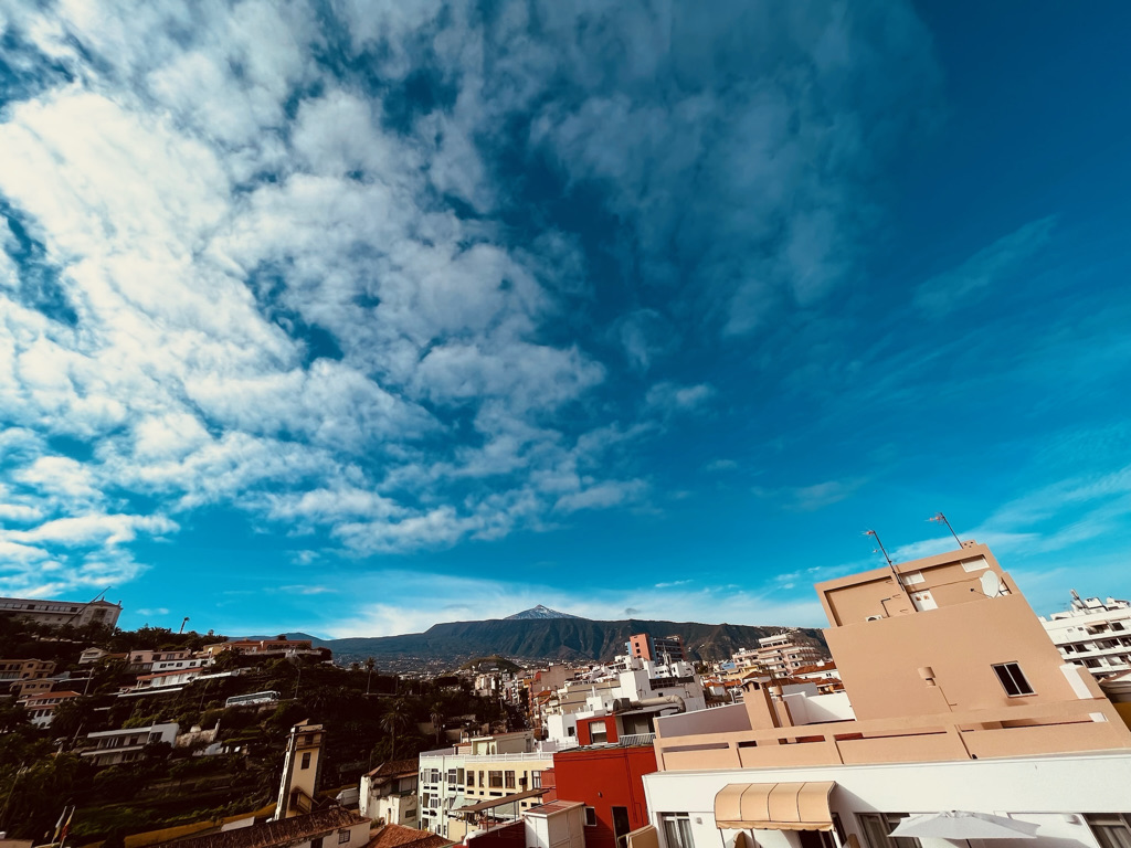 Vedere spre Pico del Teide de la rooftop DWO Nopal