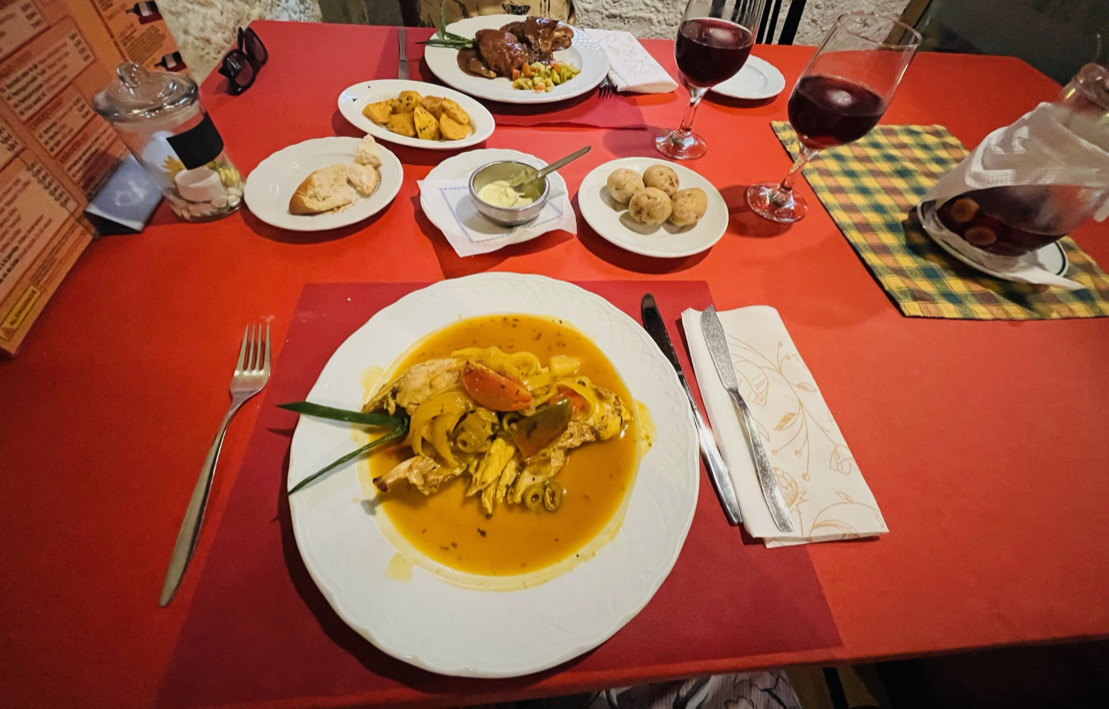 Papas arrugadas, preparate cu carne, sangria de la Restaurante La Herrería