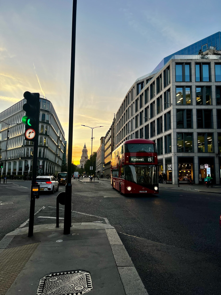 Autobuz roșu supra-etajat Londra