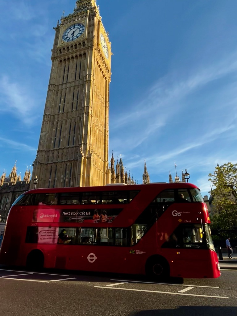 Autobuz roșu supra-etajat în fața Big-Ben Londra